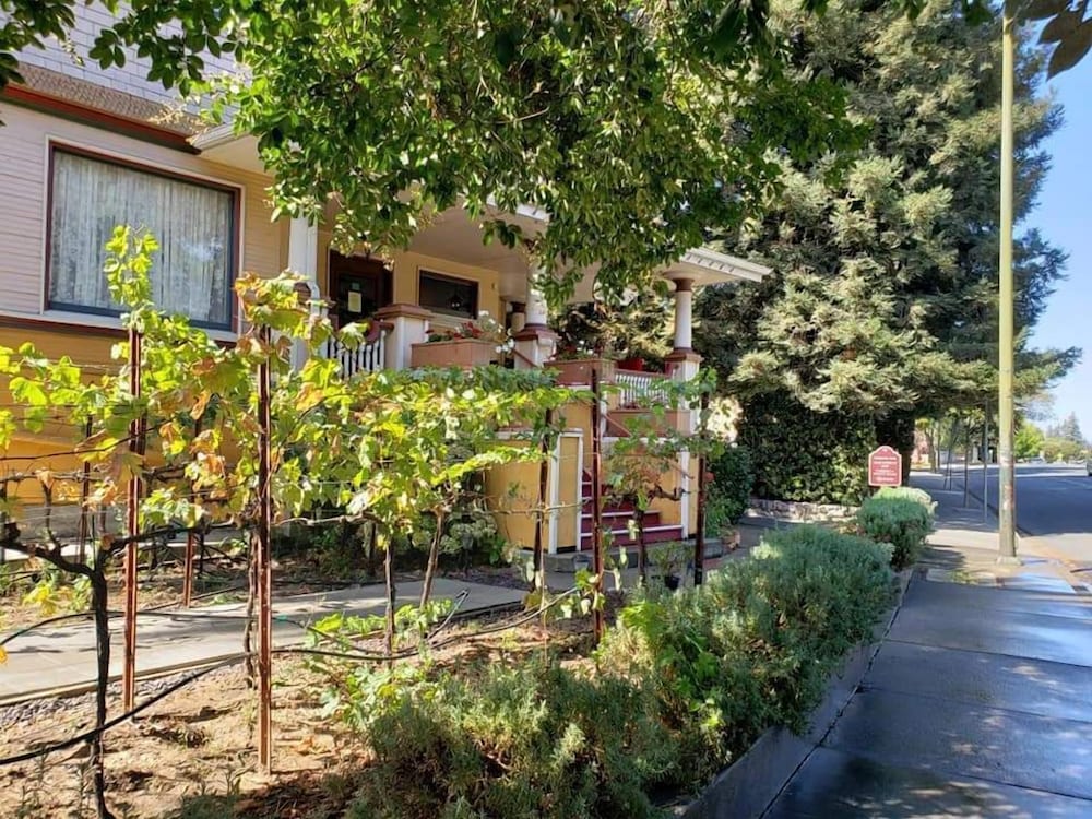 Cabernet House An Old World Inn 39/50