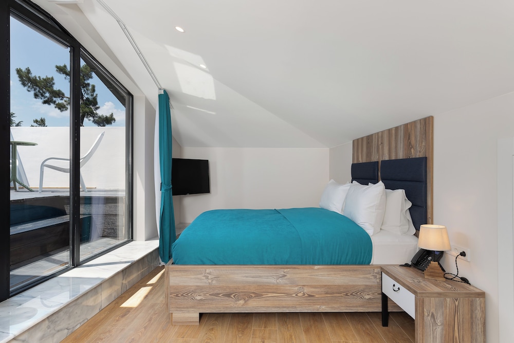 1 BEDROOM, SUITE