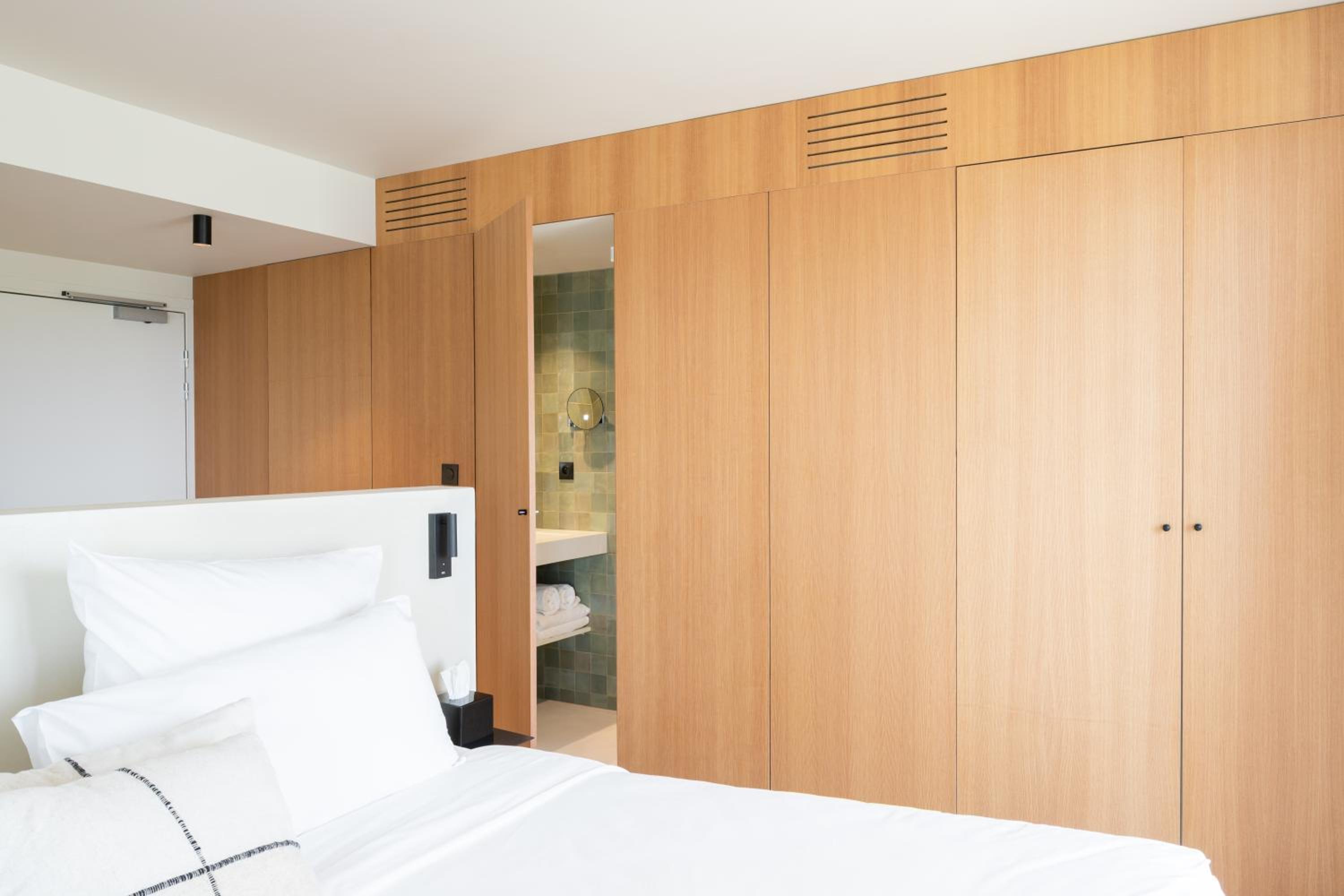 Suite, Balcony
