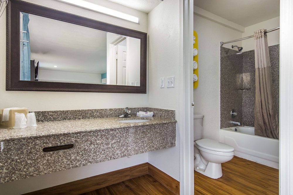Motel6 Pensacola, FL - NAS 32/35