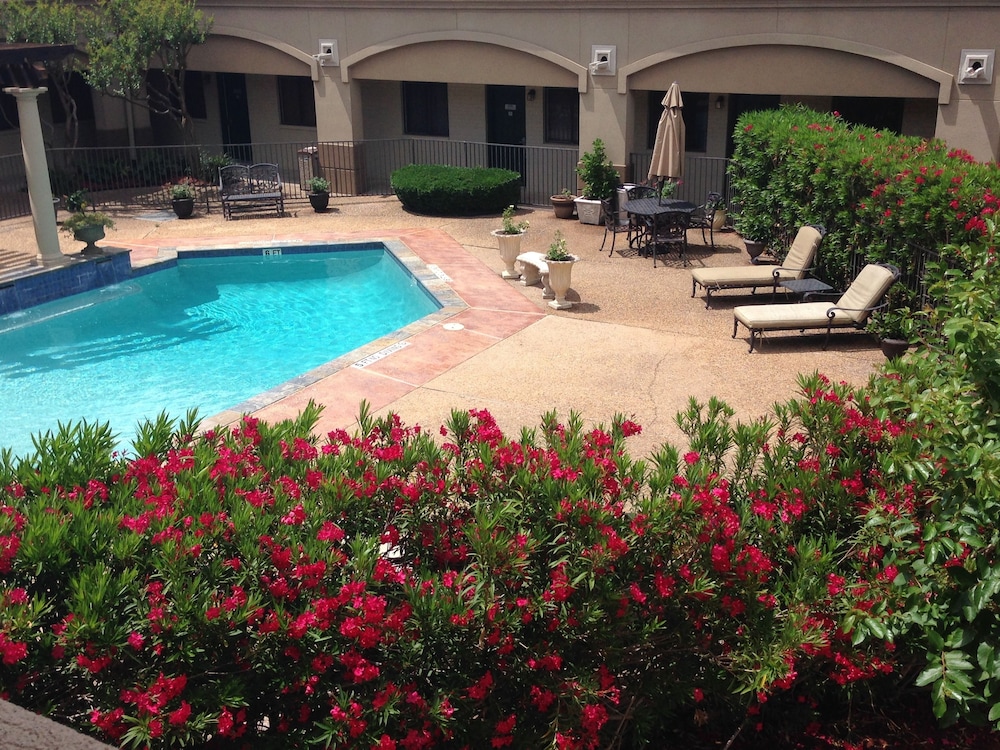 Vineyard Court Designer Suites Hotel 51/56