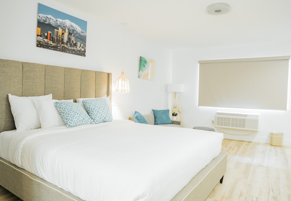 SUPERIOR, KING BED, SOFA