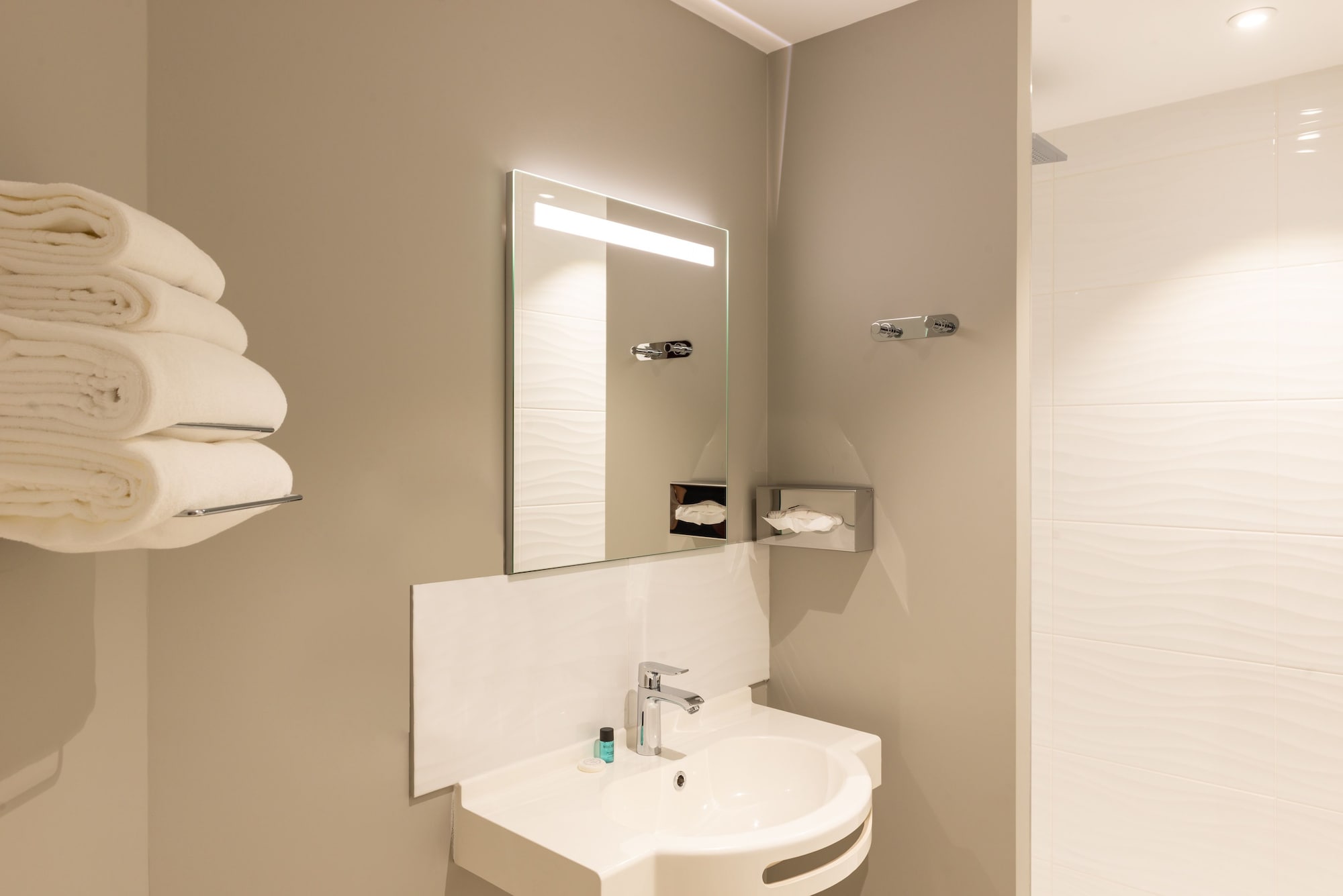 Room, Queen Bed, The Originals City Hotel Acadine Pont-Audemer 3/3
