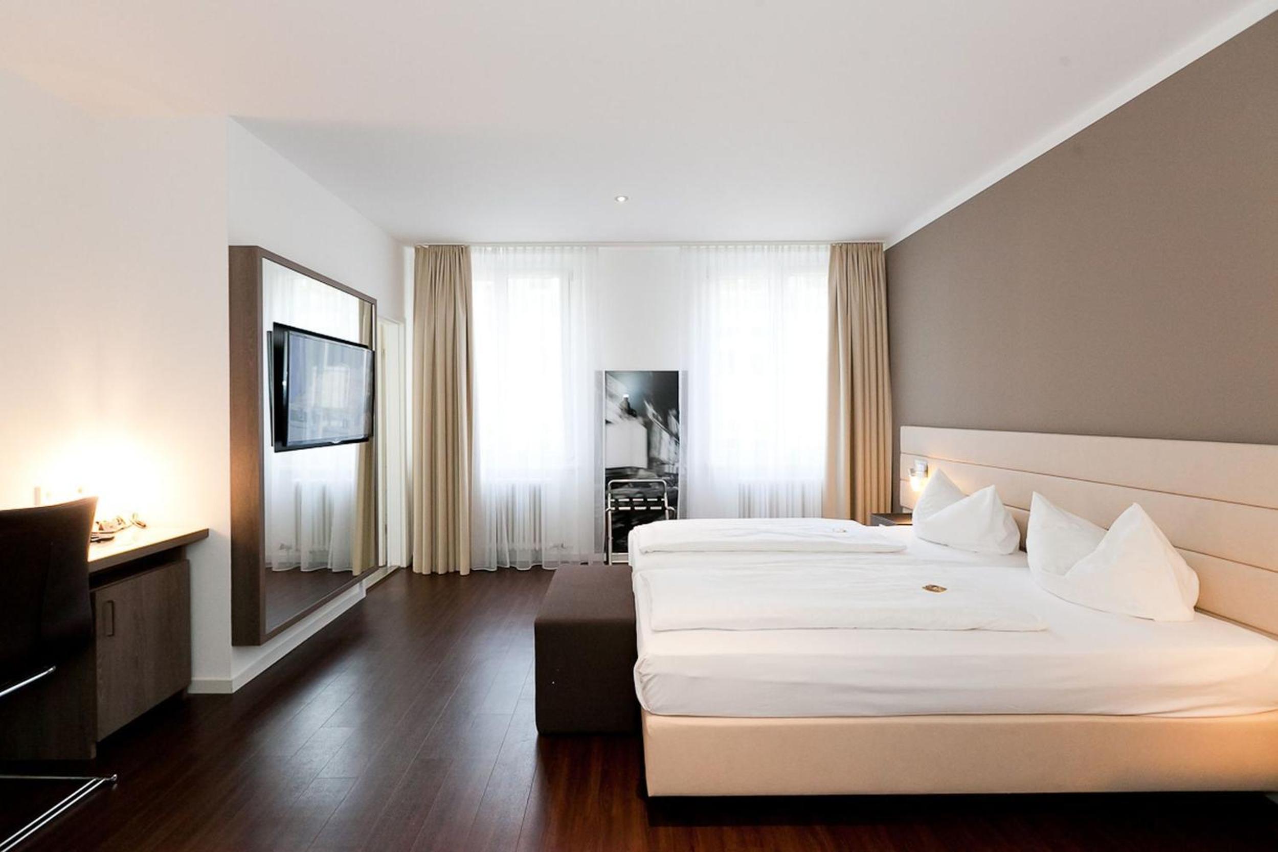 Room, Triple, Twin Beds, Sofa