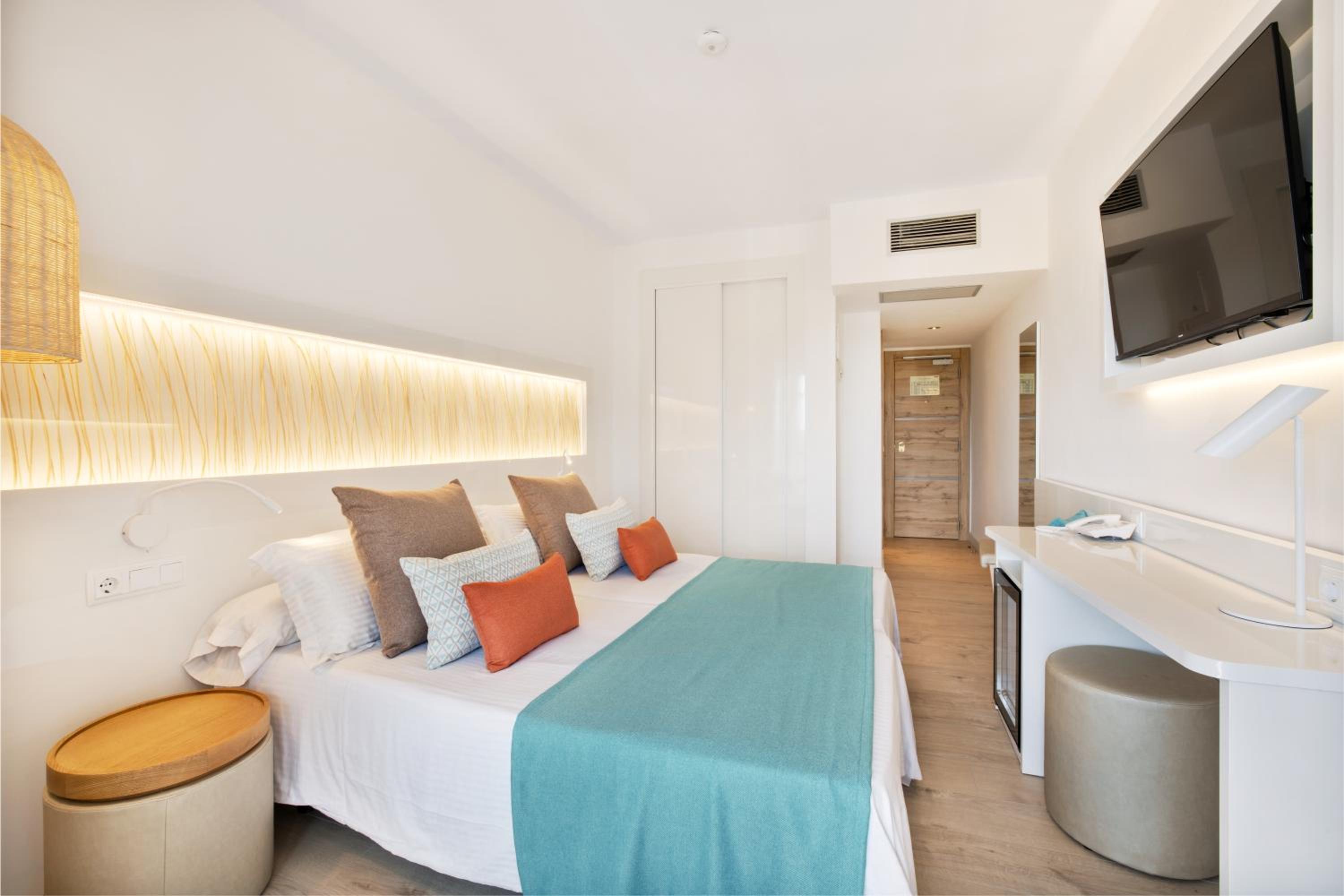 Room, Twin Beds, Pool View