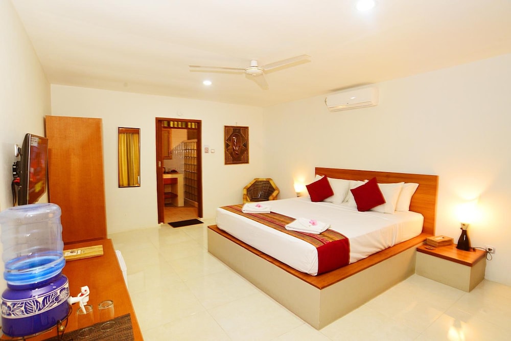 DELUXE, KING BED