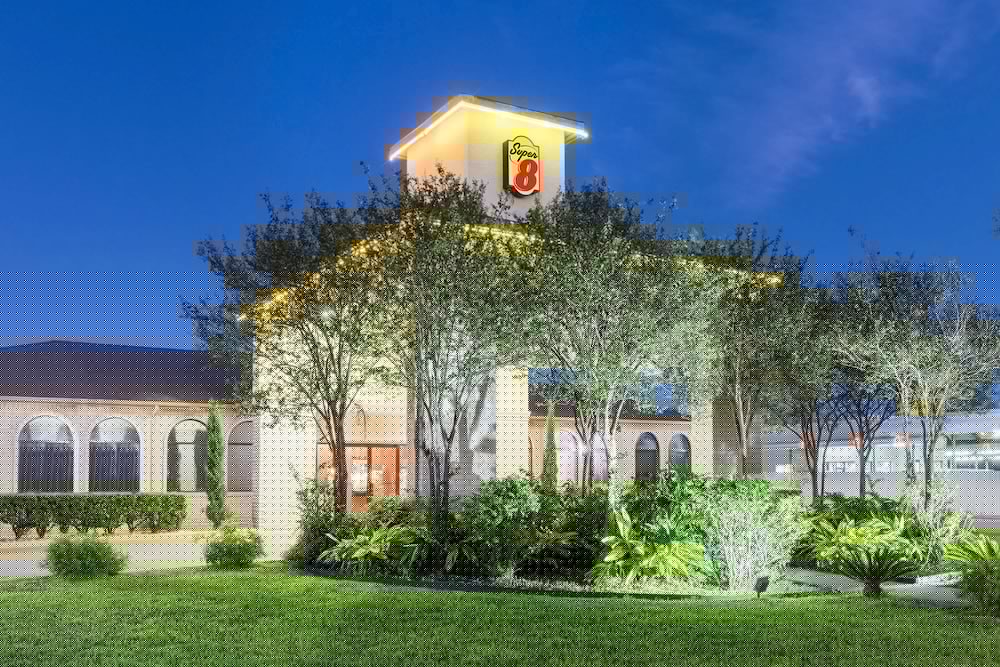 Super 8 By Wyndham San Antonio At I-10 1/25
