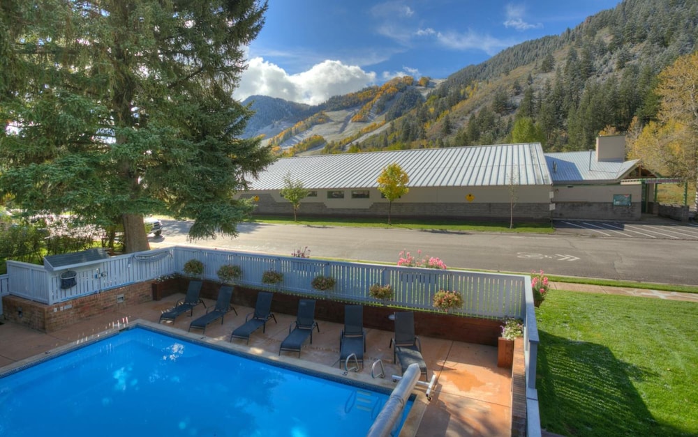 Shadow Mountain Lodge 4/68