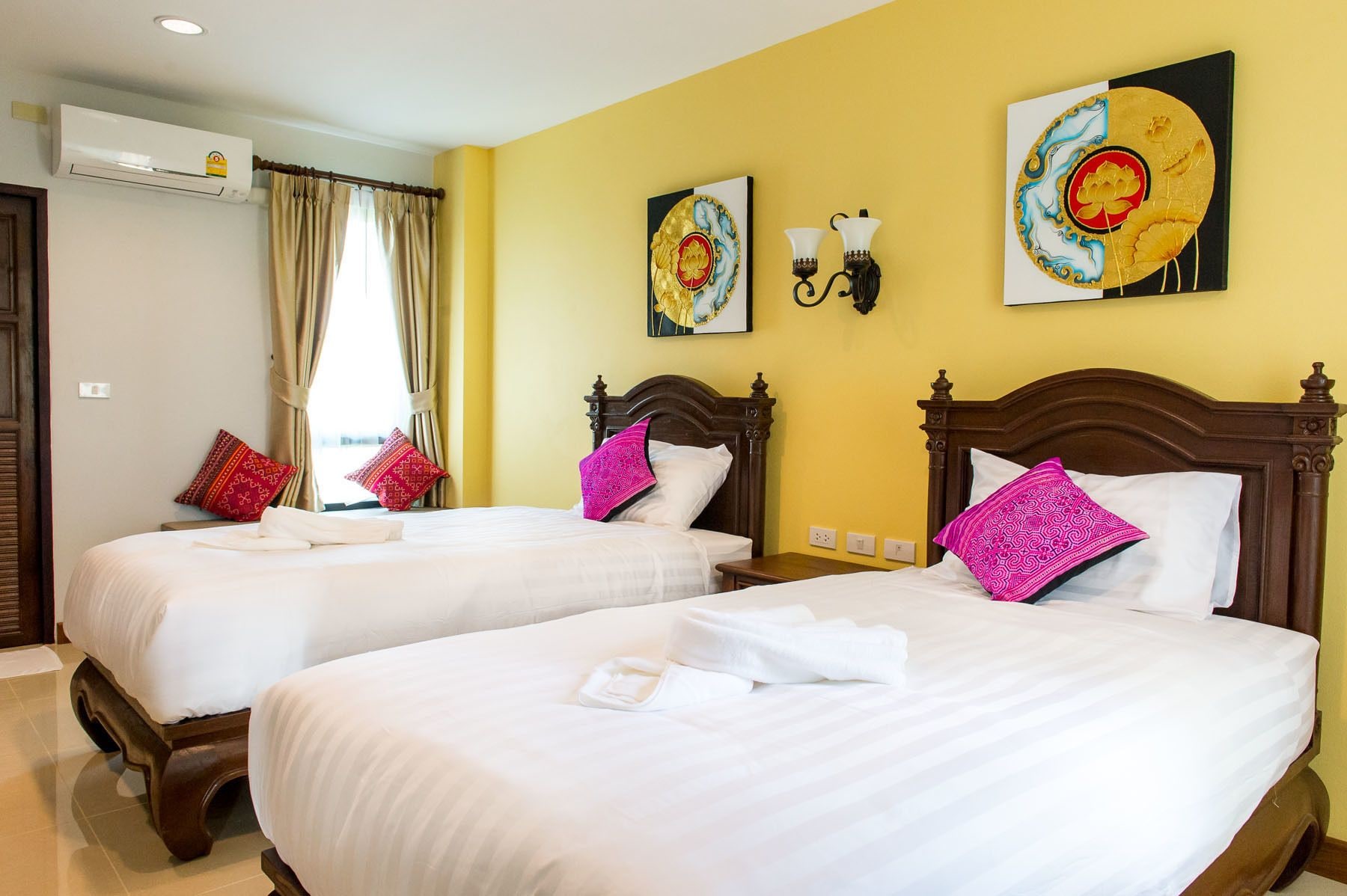 DELUXE, TWIN BEDS