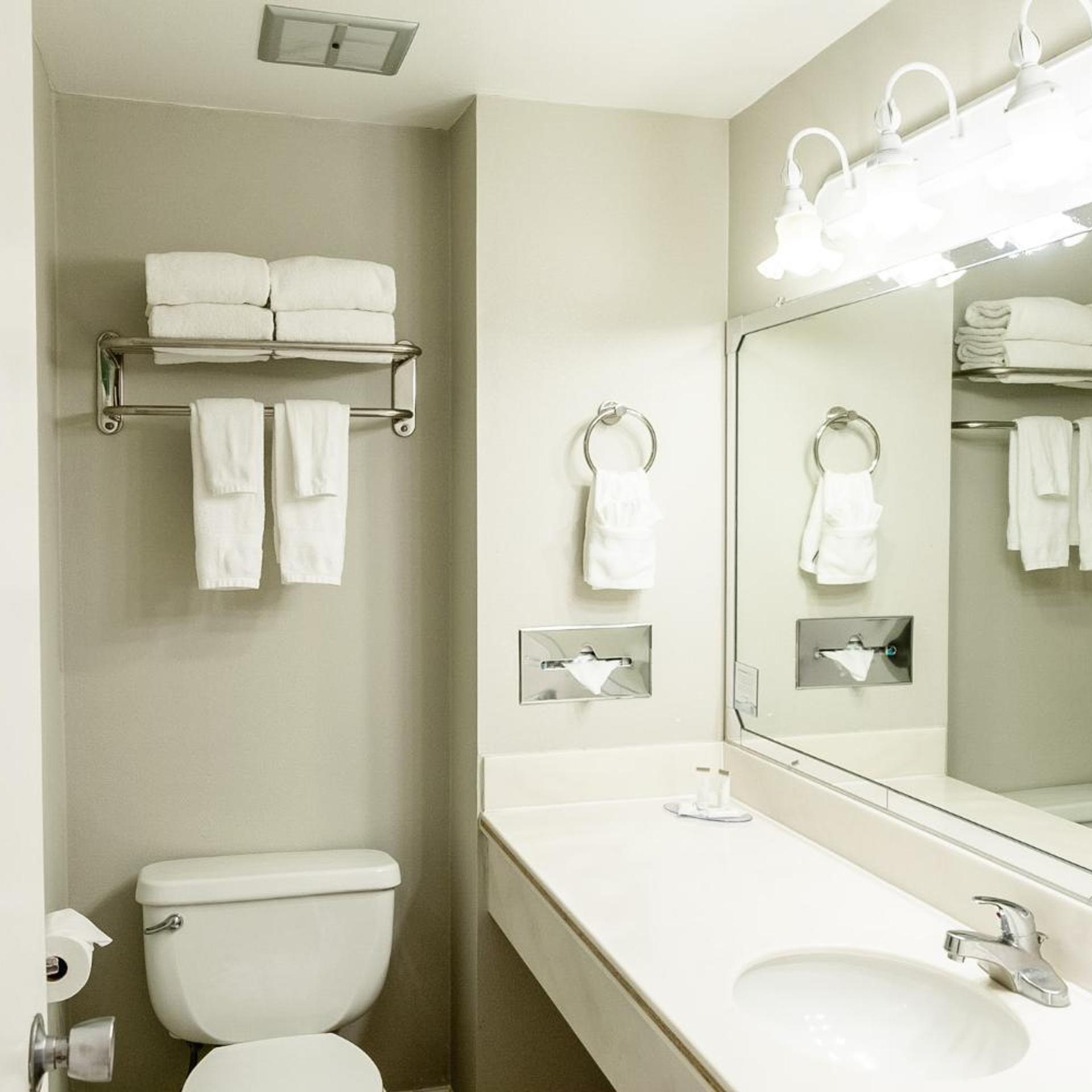 غرفة بسرير كينج وسريرين كوين، Travelodge By Wyndham Monterey Bay 10/10