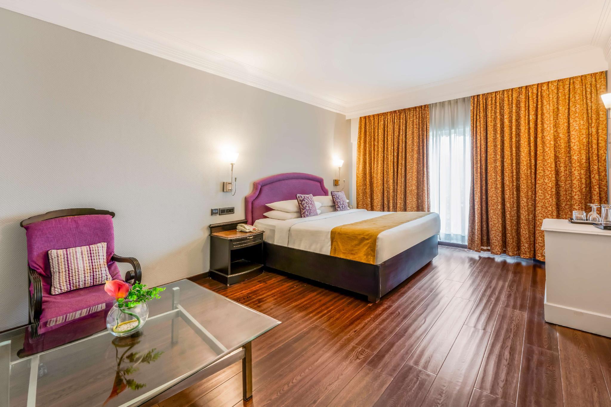 ROYAL, SUITE