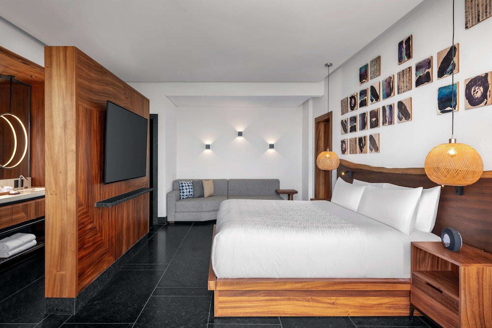 GUEST ROOM, KING BED, PARTIAL OCEAN VIEW