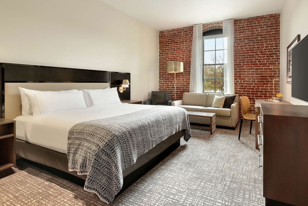 Suite, King Bed, Accessible