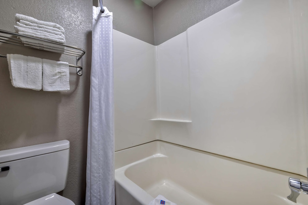 غرفة بسرير كينج بمطبخ لذوي الإعاقة، Studio6 Little Rock, AR - South 5/7