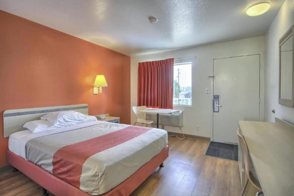 1 Queen Bed Non-Smoking, Micfridge