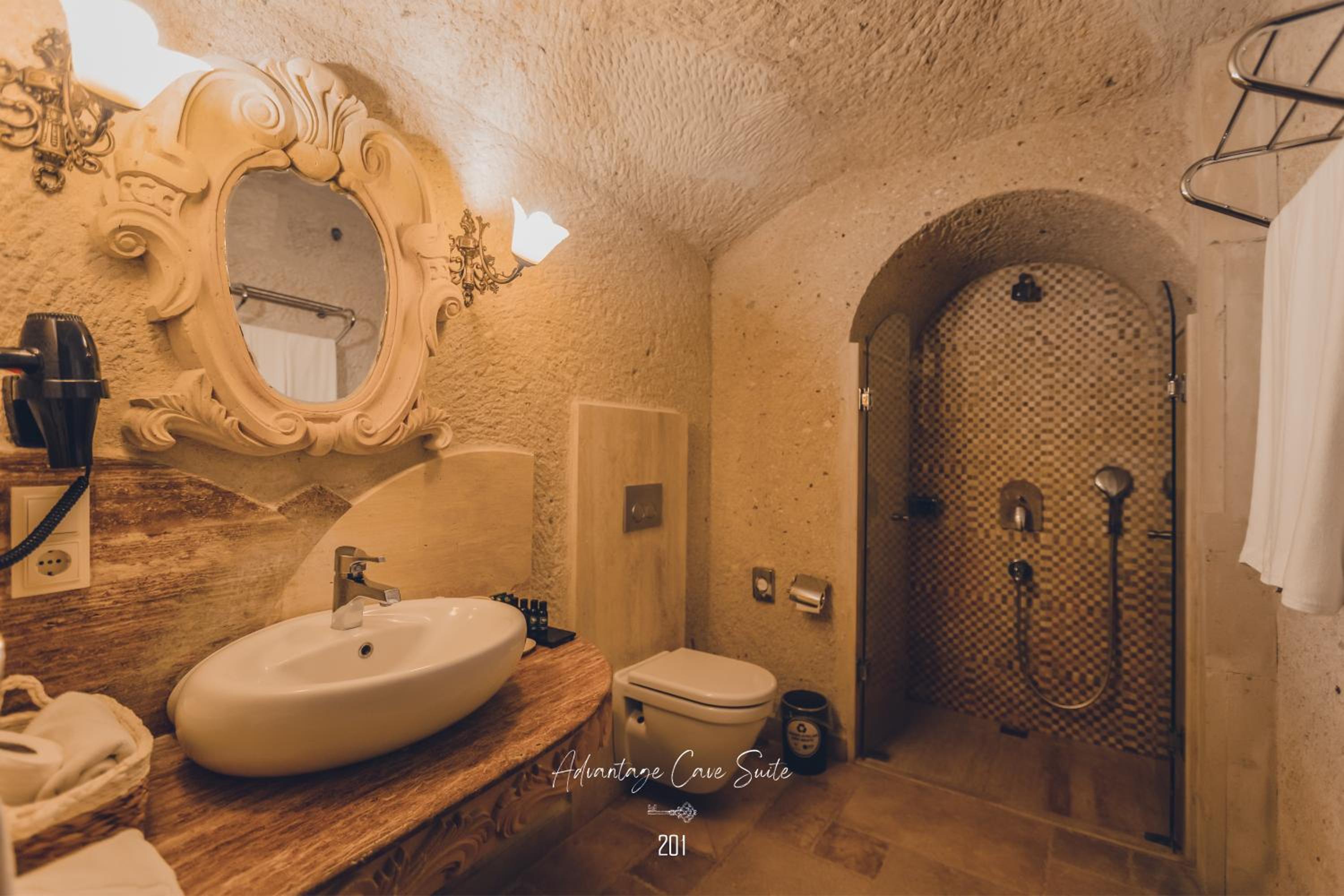 Cave, Advantage, Nino Cave Suites 10/10
