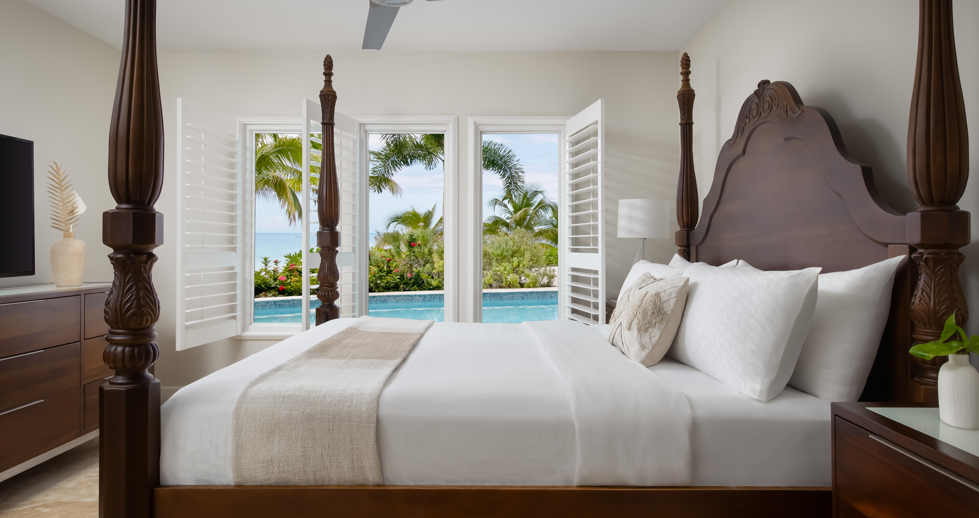 1 BEDROOM, STARLIGHT, SWIM UP, SUITE, BEACH FRONT, BUTLER, PATIO, BATHTUB