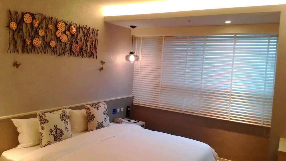 Walker Hotel Ximen 12/50