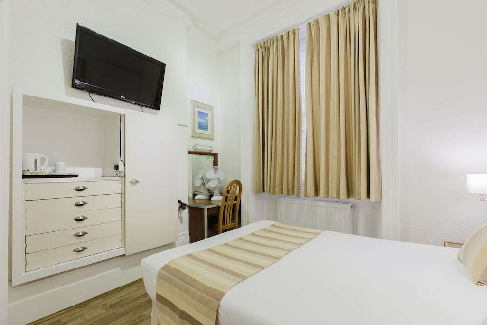 Falcon Hotel 33/50