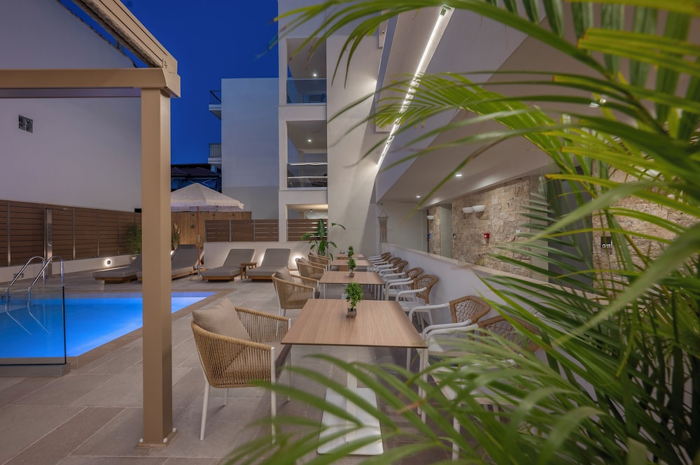 Sandy Seaside Suites 44/66