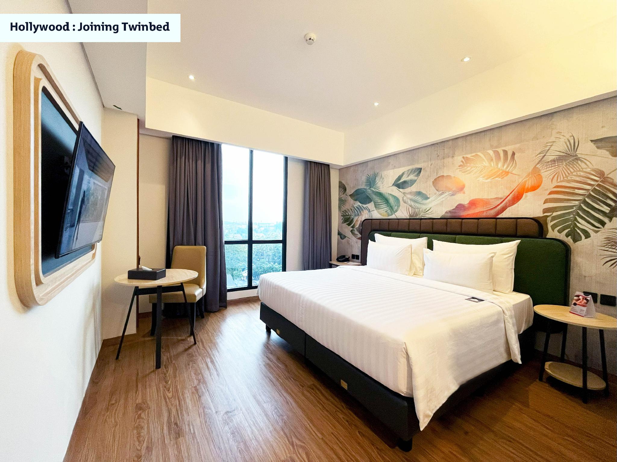Hollywood, Moderate, Twin Beds