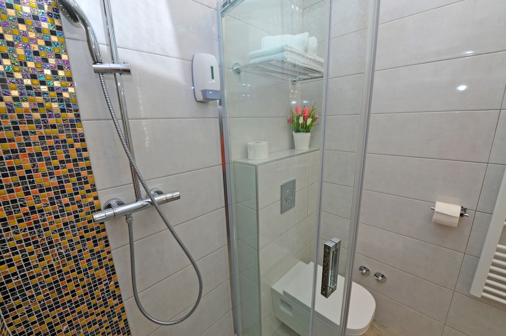 Nirvana Luxury Rooms 81/82