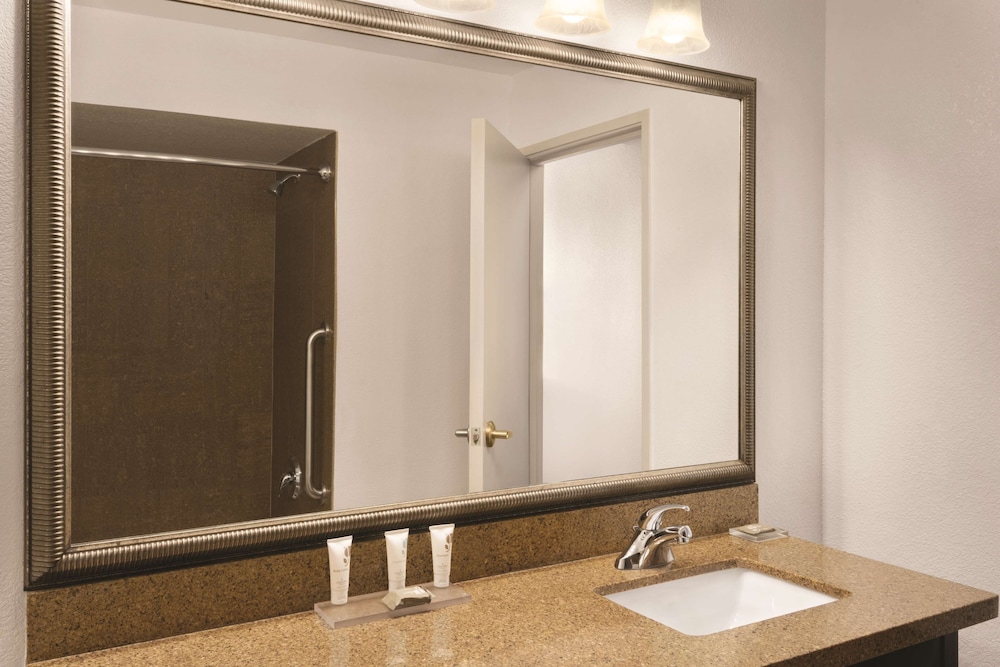 Country Inn & Suites by Radisson, Bradenton-Lakewood Ranch, FL 30/32