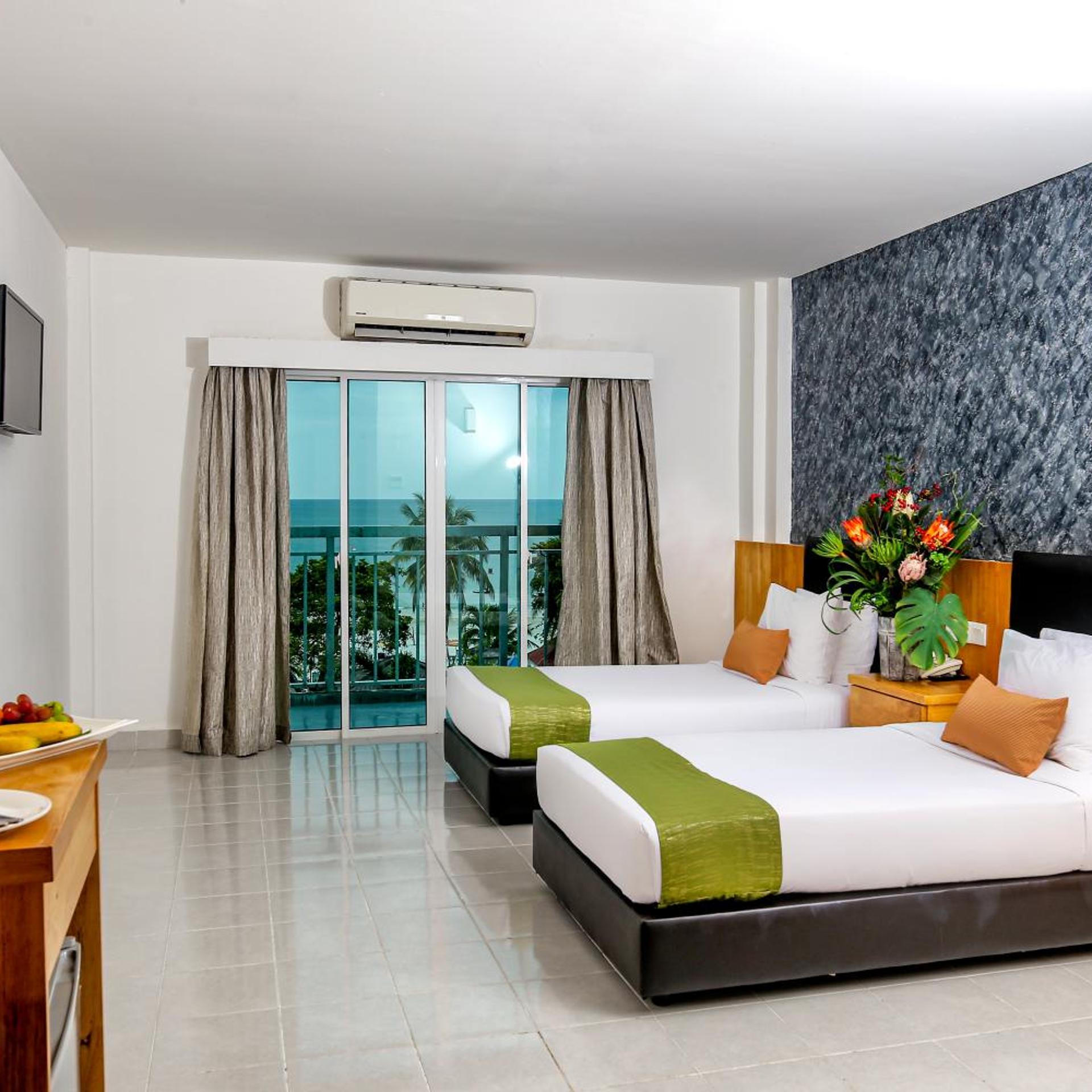 غرفة بسريرين منفصلين بشرفة، Langkapuri Resort Langkawi 2/5