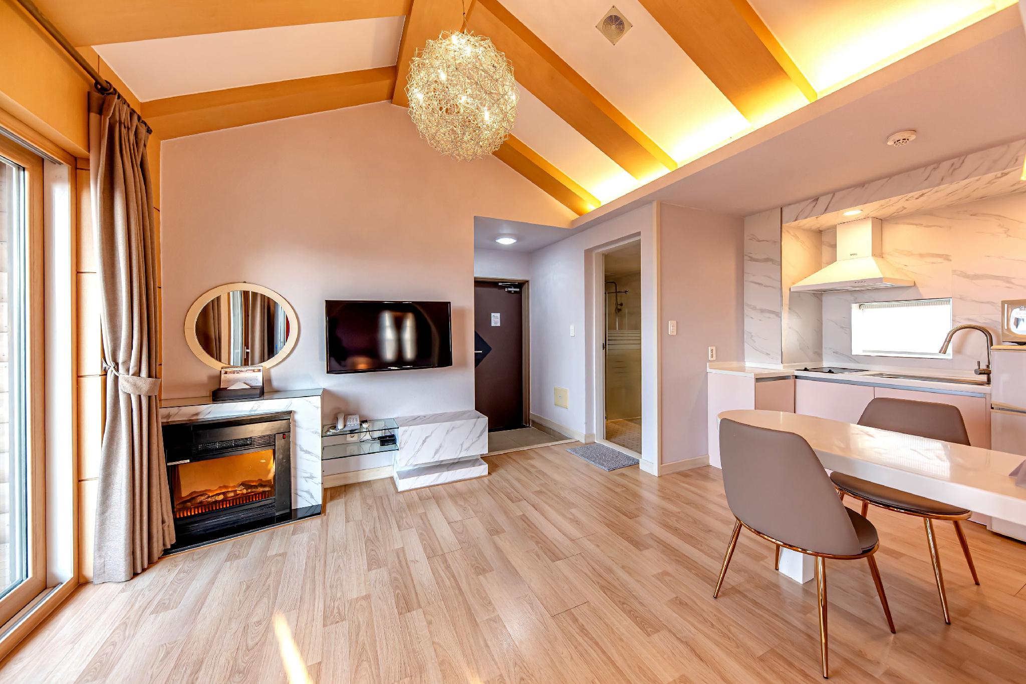 ROYAL, SUITE