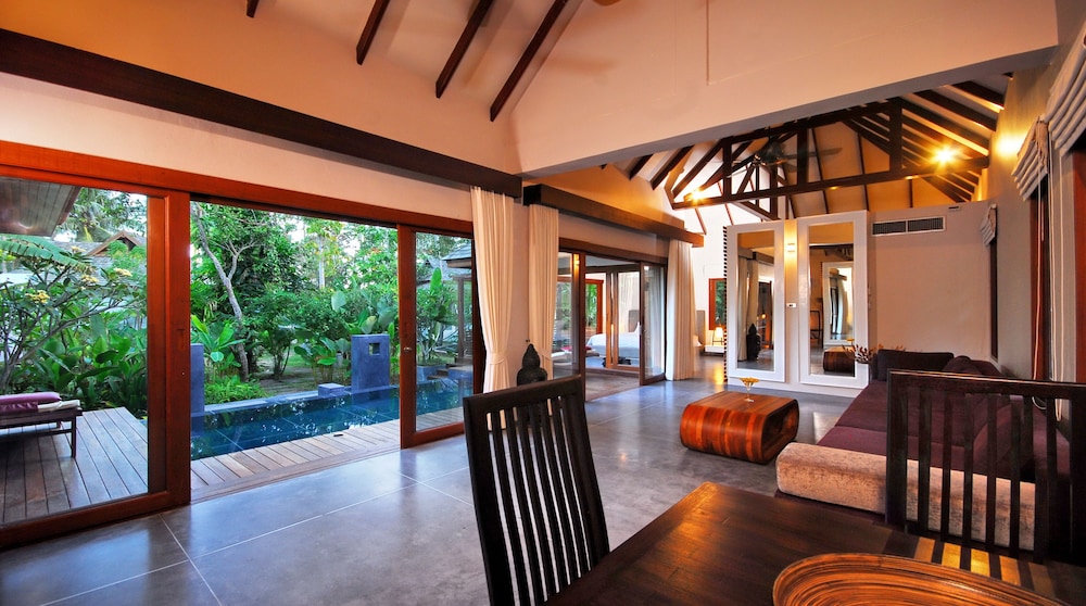 Zara Resort (ex The Privilege Hotel Ezra Royal Beach) 12/80