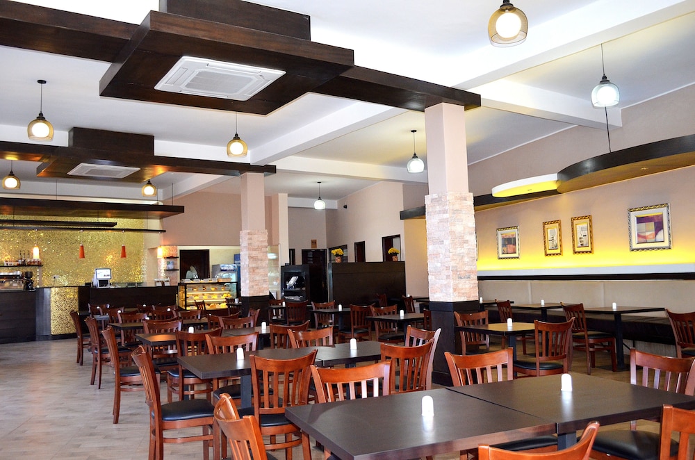 HILLSIDE PLAZA HOTEL 44/66
