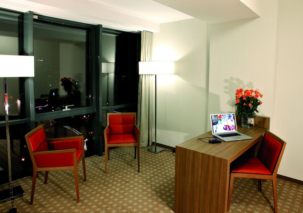 CENTRAL PLAZA HOTEL 43/50
