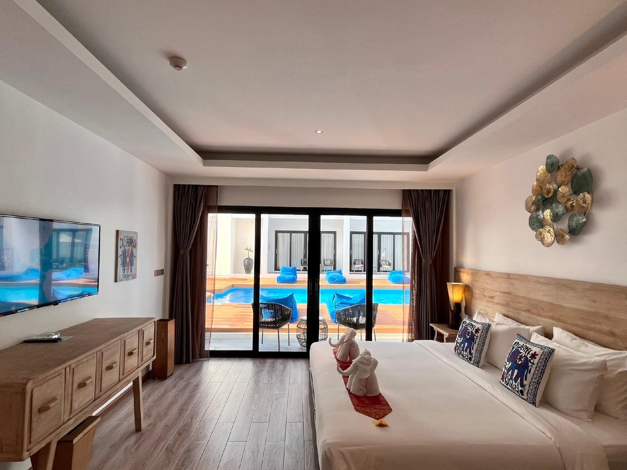 Room, King Bed, Pool Side