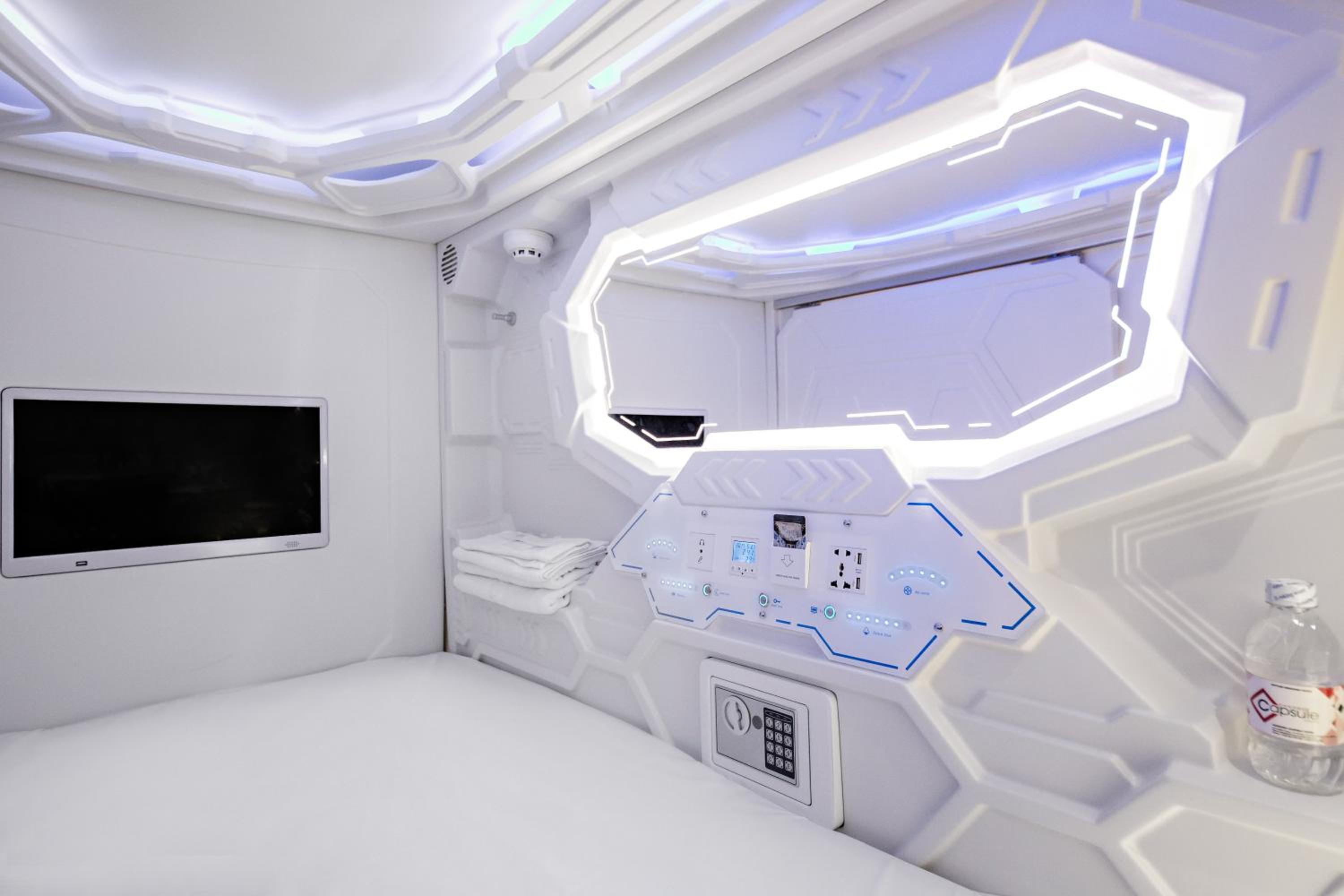 Capsule, Mixed Dorm, Single