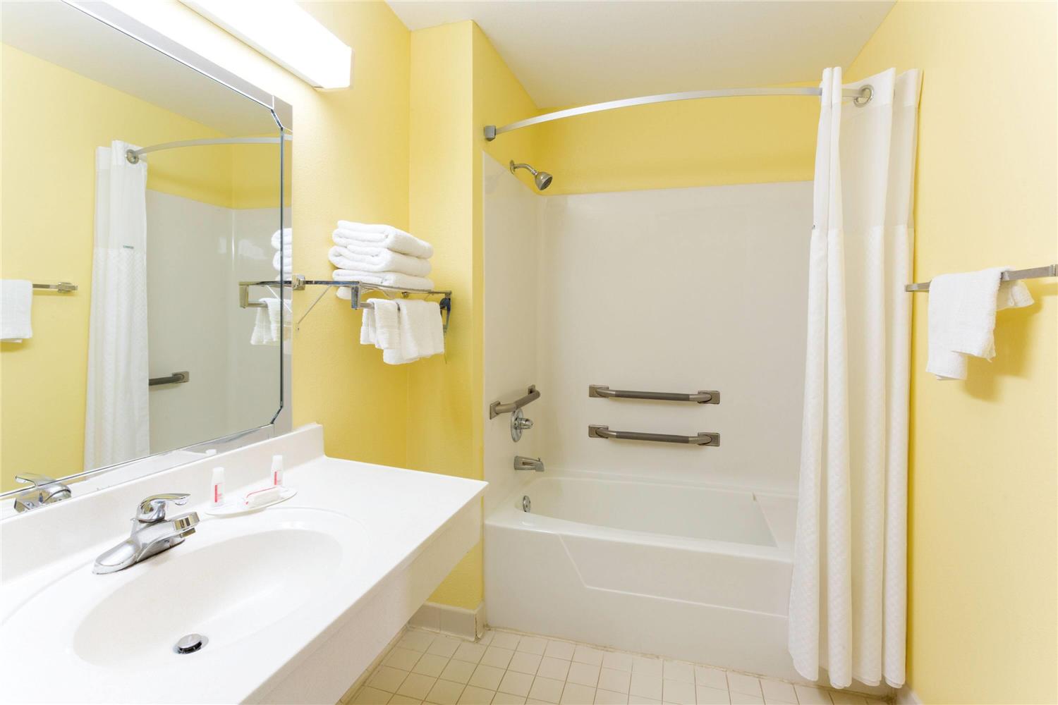 Days Inn by Wyndham Lamont/Monticello 10/10