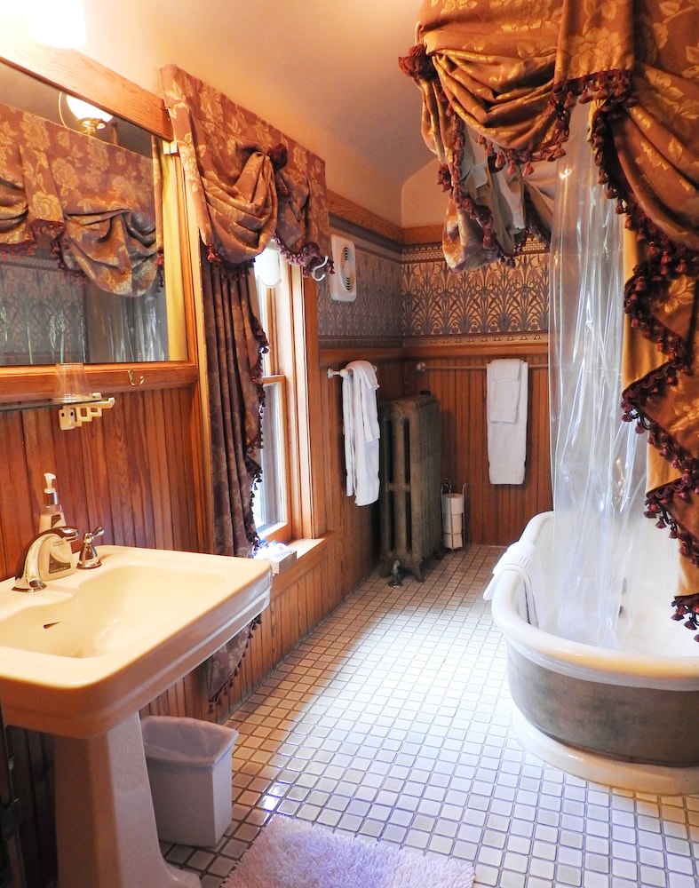 Champaign Garden Inn 50/50