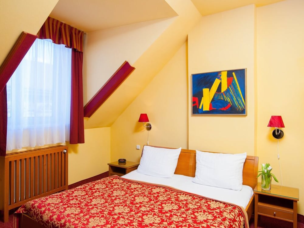 Hotel Cloister Inn 12/46