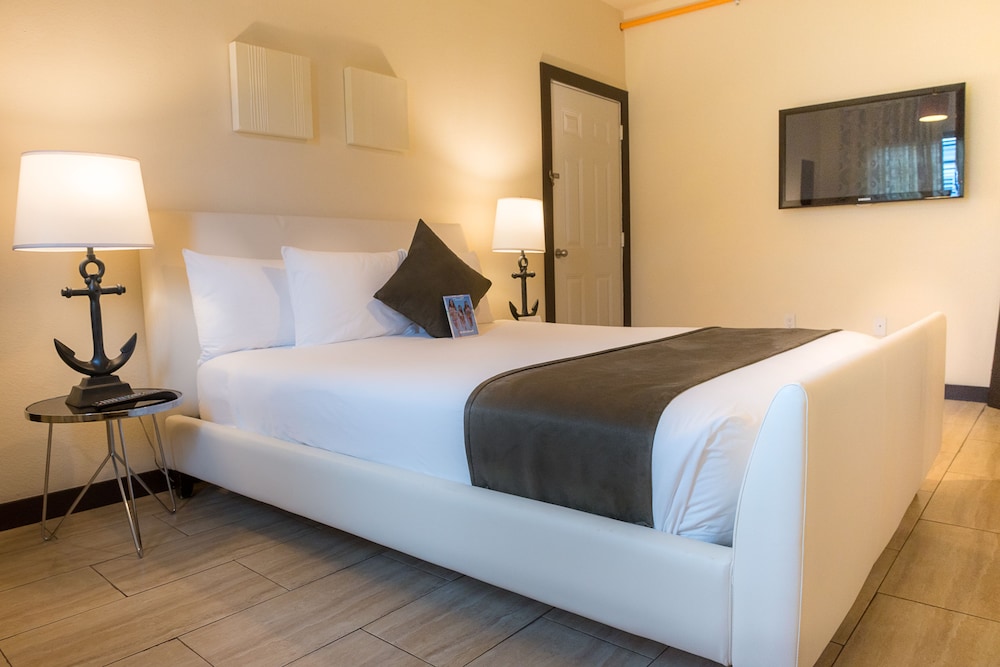 Tradewinds Apartment Hotel 14/65