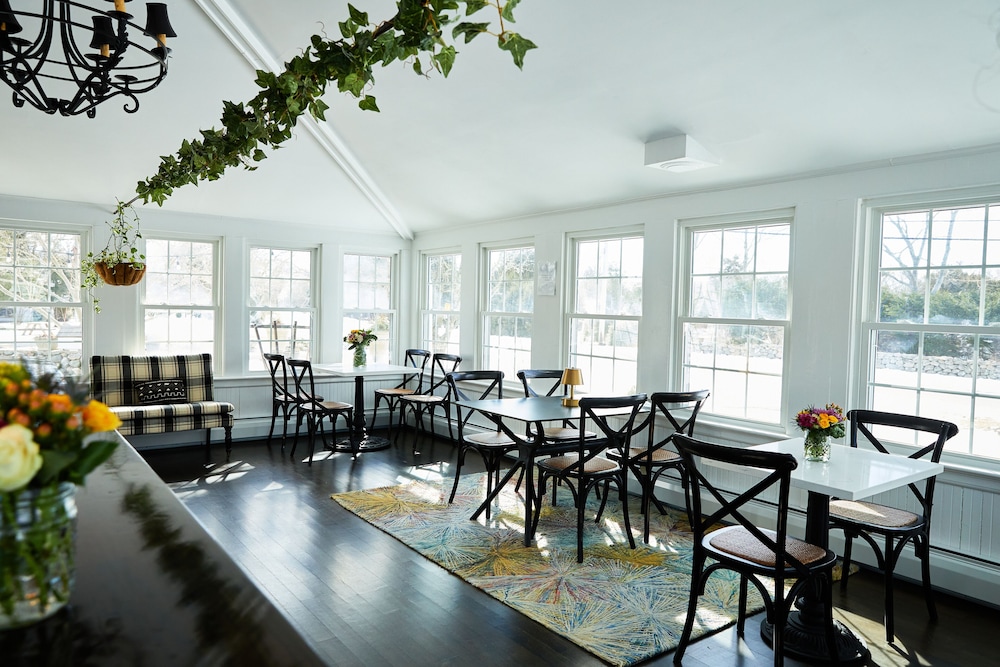 Shelter Harbor Inn 49/72