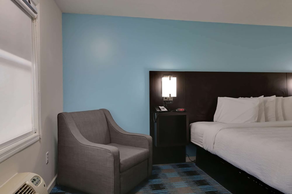 Travelodge by Wyndham Calhoun South I-75 9/40