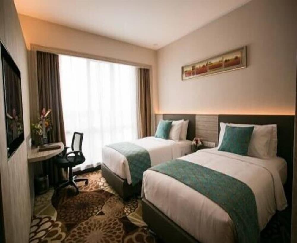 V8 Hotel 13/34