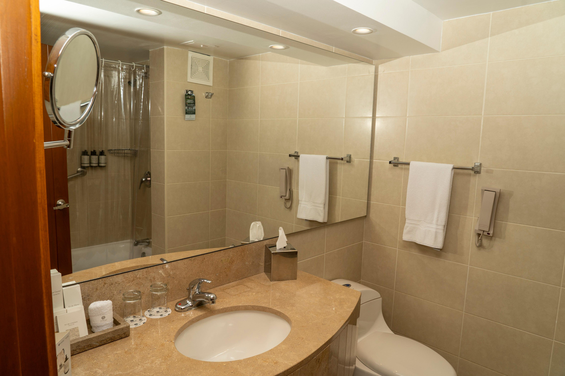 غرفة قياسية رباعية بسريرين منفصلين بإطلالة على البحيرة، Estelar Paipa Hotel Spa Centro de Convenciones 5/6