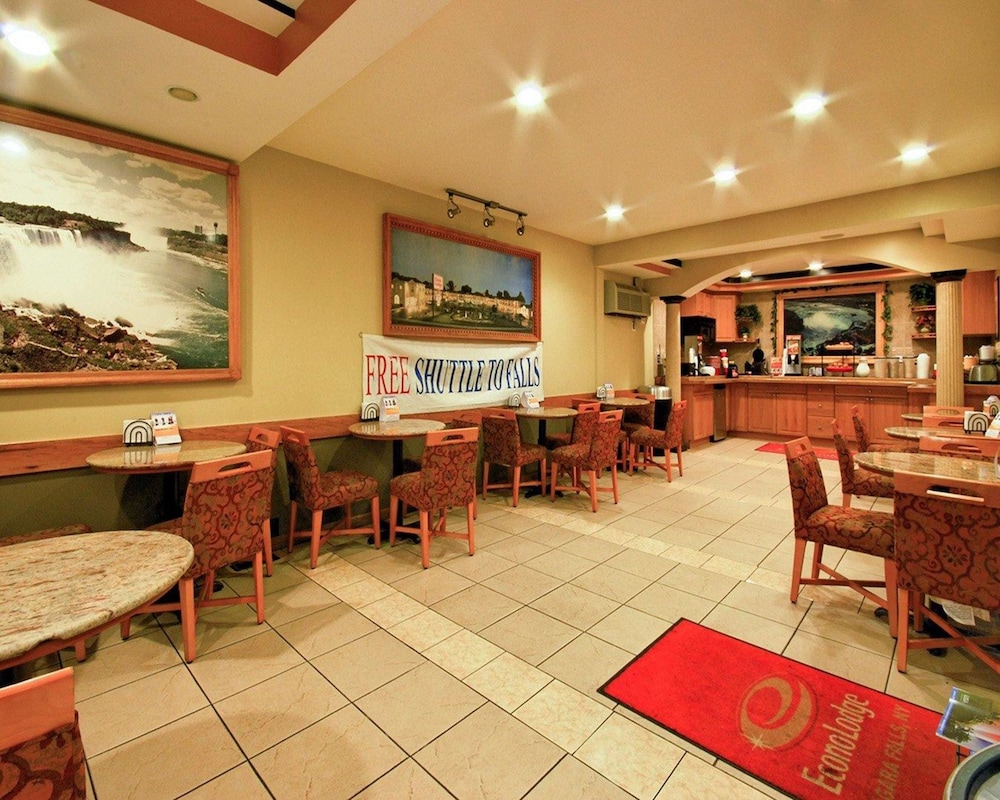 Econo Lodge At The Falls North 33/42