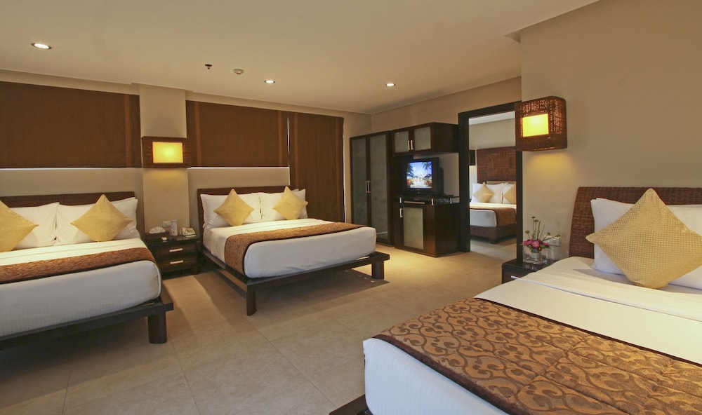 Grand, Family, Suite, King Bed, 3 Queen Beds, Pool Access