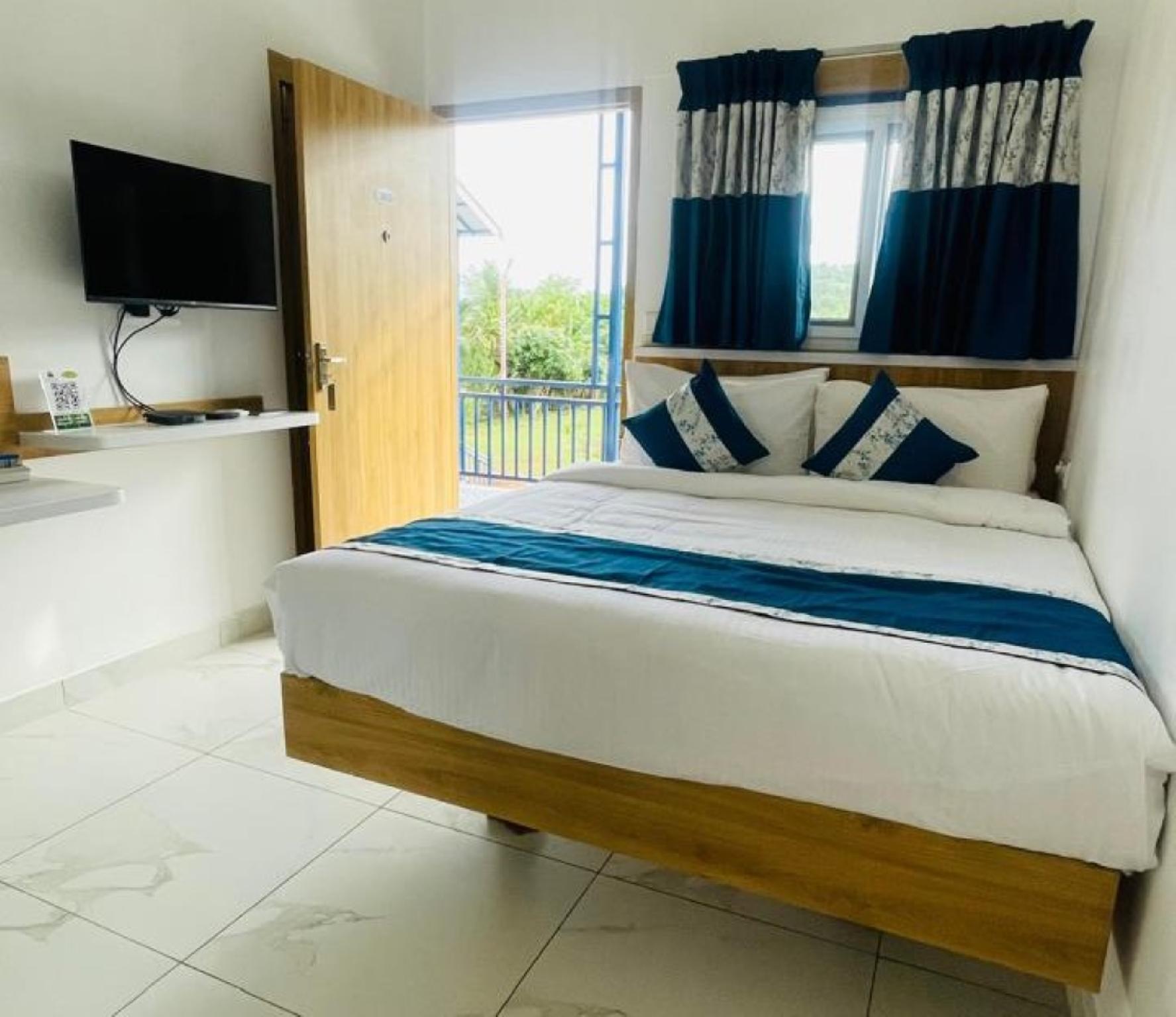 Compact, Cottage, Queen Bed