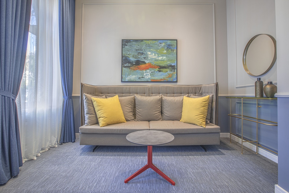 Heritage Hotel and Suites 24/39