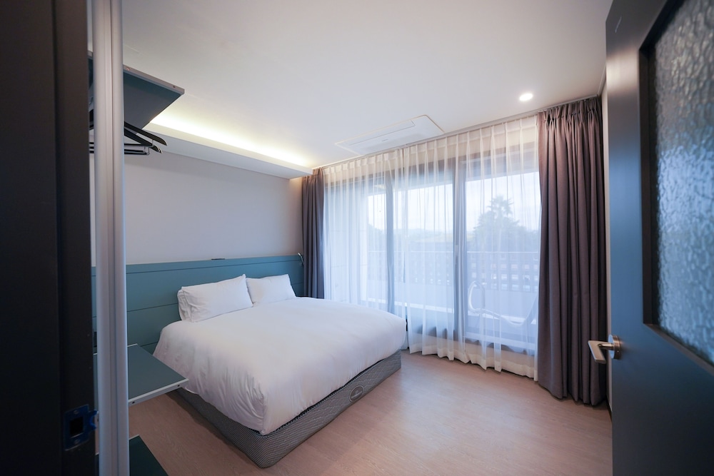 Green, Economy, Suite, 2 Double and Twin Beds