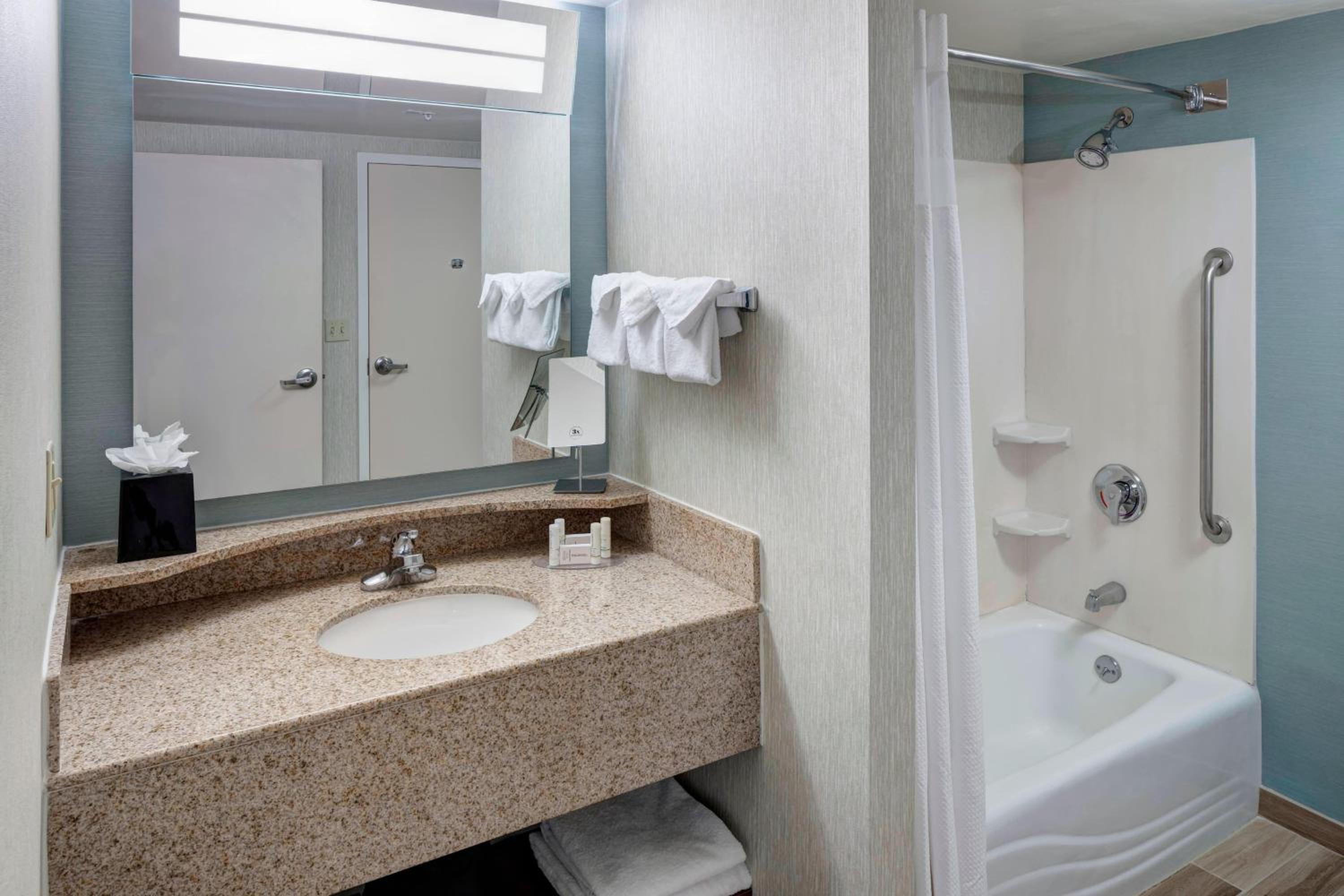 1 Bedroom, Suite, 2 Double Beds, Ocean Front, Sofa, Corner، Courtyard Virginia Beach Oceanfront South 2/4