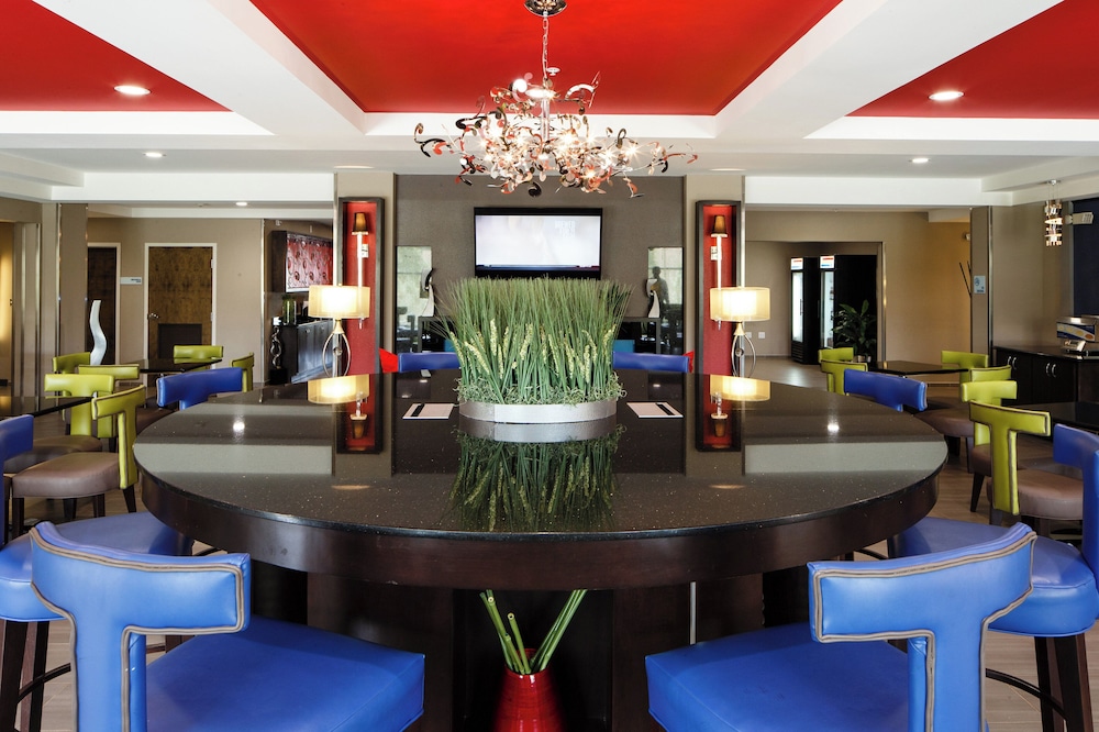 Holiday Inn Express Hotel Amp Suites el Reno 25/36