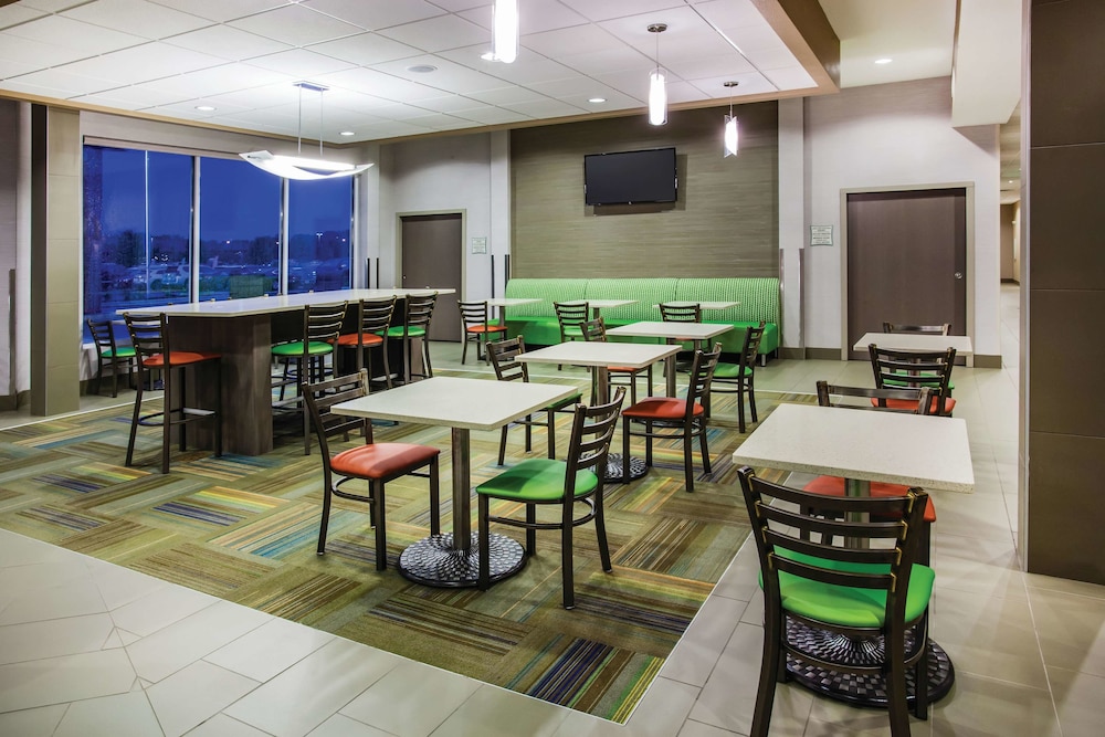 La Quinta Inn & Suites by Wyndham St. Paul-Woodbury 29/46